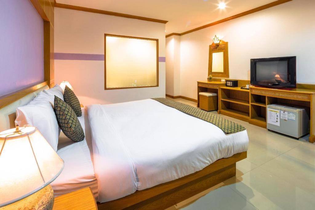 Azure Phuket Hotel Patong Exterior photo