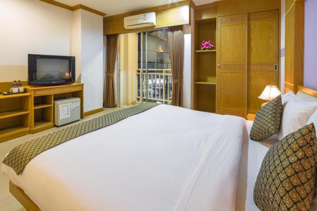 Azure Phuket Hotel Patong Exterior photo