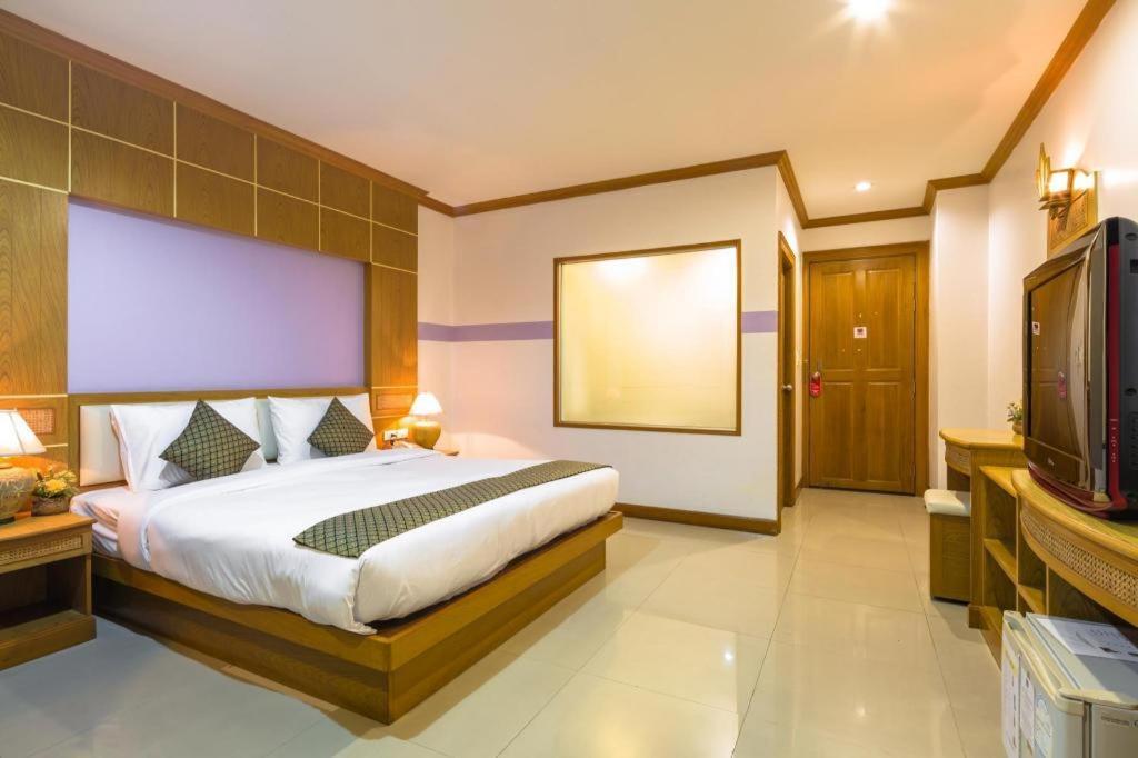 Azure Phuket Hotel Patong Exterior photo