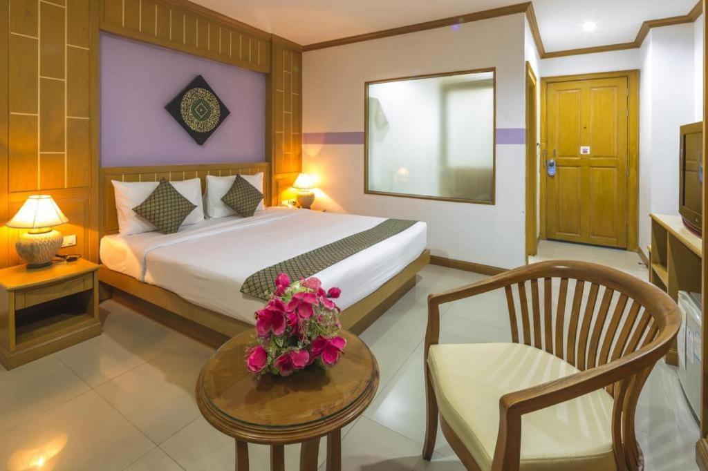 Azure Phuket Hotel Patong Exterior photo