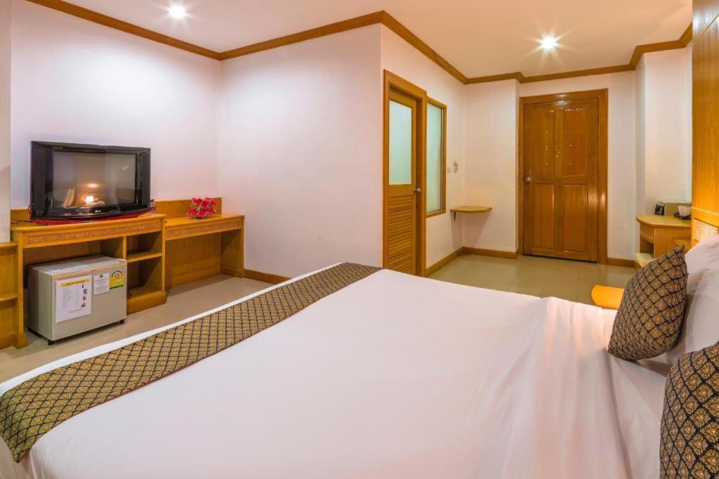 Azure Phuket Hotel Patong Exterior photo