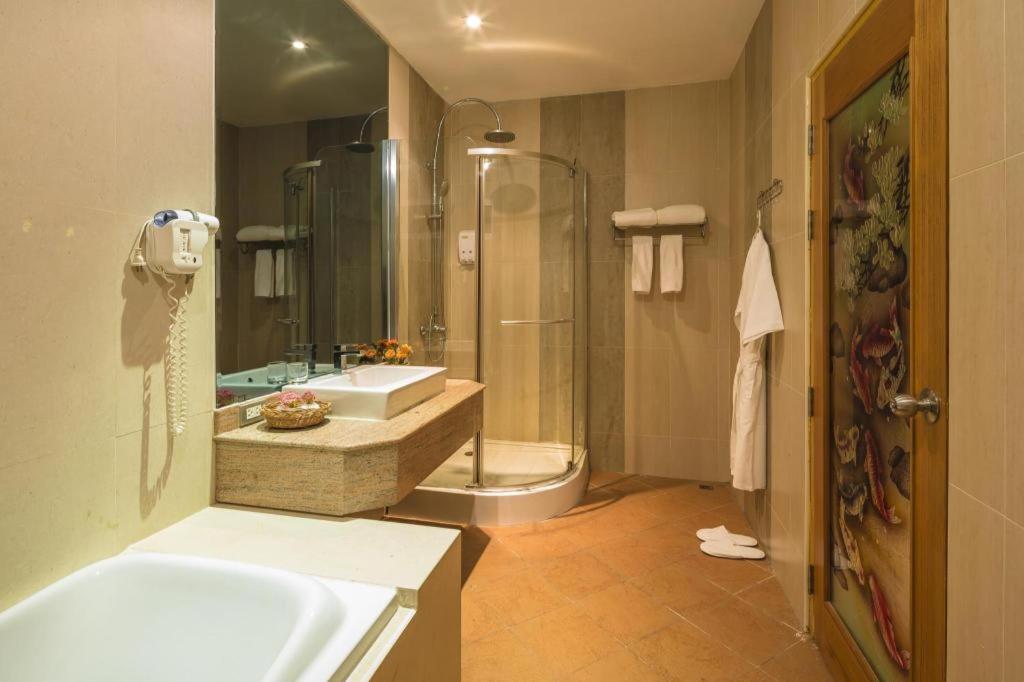 Azure Phuket Hotel Patong Exterior photo